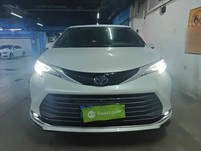 Toyota Sienna — Фото автомобиля 2
