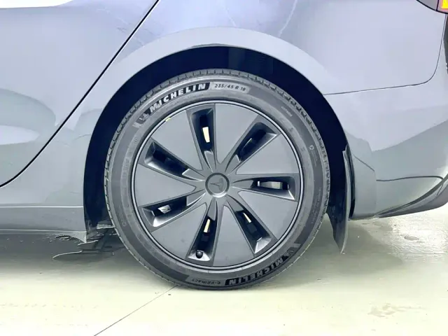 Tesla Model 3 — Фото автомобиля 7