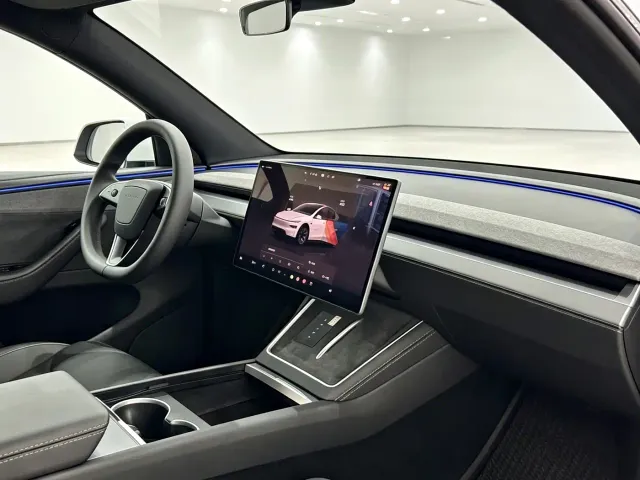 Tesla Model Y L — Фото автомобиля 15