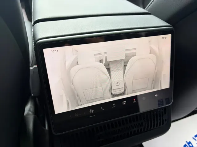 Tesla Model 3 — Фото автомобиля 11