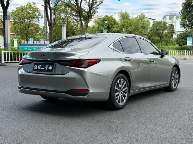 Lexus ES — Фото автомобиля 7