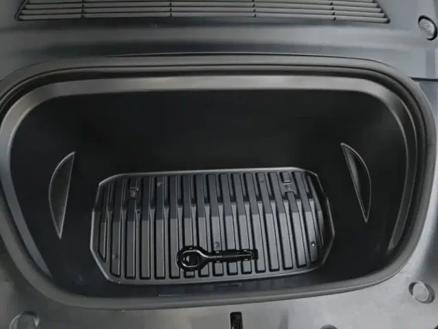 Tesla Model Y — Фото автомобиля 19