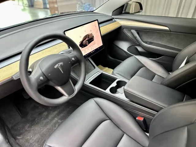 Tesla Model 3 — Фото автомобиля 4