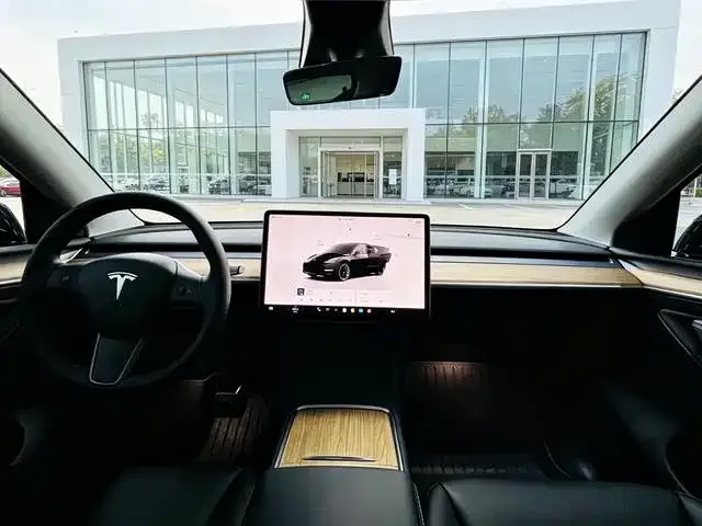 Tesla Model Y — Фото автомобиля 4
