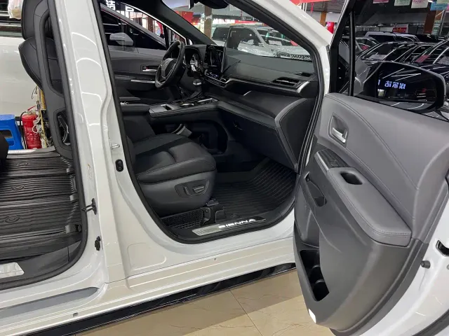 Toyota Sienna — Фото автомобиля 10