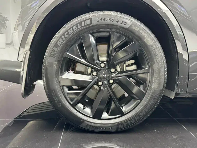 Li Auto L8 — Фото автомобиля 4