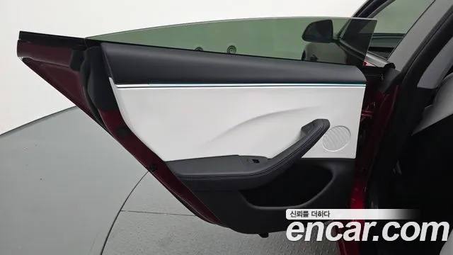 Tesla Model 3 — Фото автомобиля 14