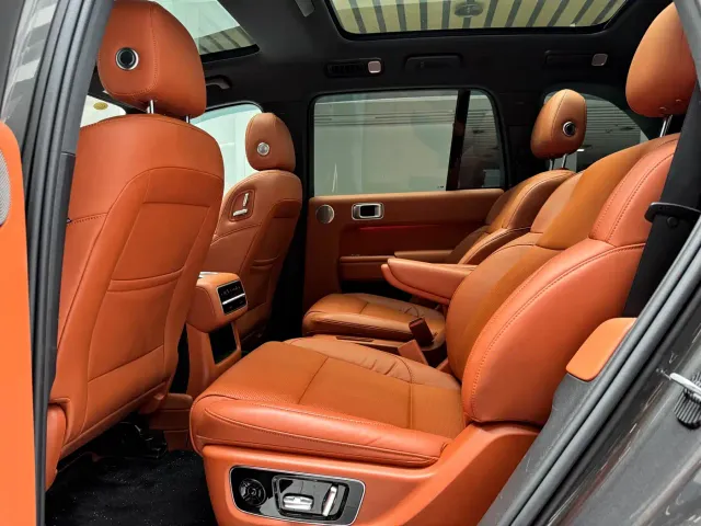 Li Auto L8 — Фото автомобиля 11