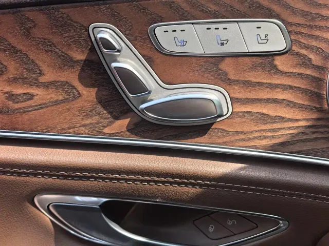 Mercedes-Benz E-Class — Фото автомобиля 12