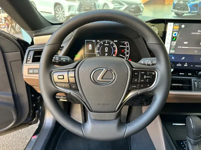 Lexus ES — Фото автомобиля 8