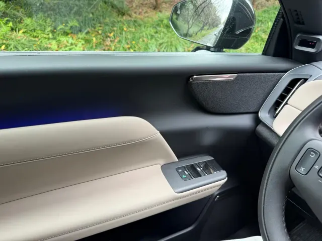 Volvo XC70 Plug-in Hybrid — Фото автомобиля 13