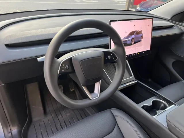 Tesla Model Y — Фото автомобиля 8