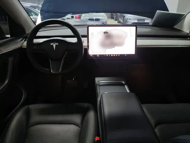 Tesla Model Y — Фото автомобиля 9