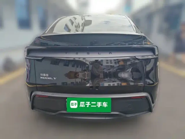 Tesla Model Y — Фото автомобиля 3