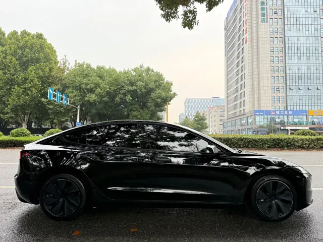 Tesla Model 3 — Фото автомобиля 6