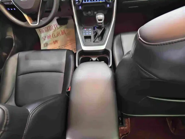 Toyota RAV4 — Фото автомобиля 9