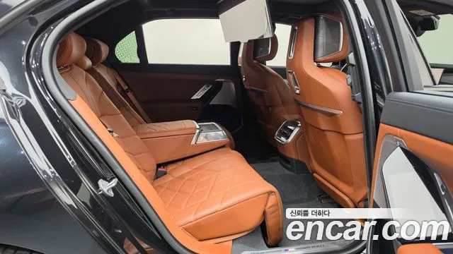 BMW i7 — Фото автомобиля 11