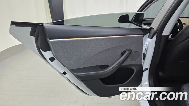 Tesla Model 3 — Фото автомобиля 14