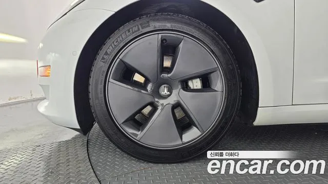 Tesla Model 3 — Фото автомобиля 5