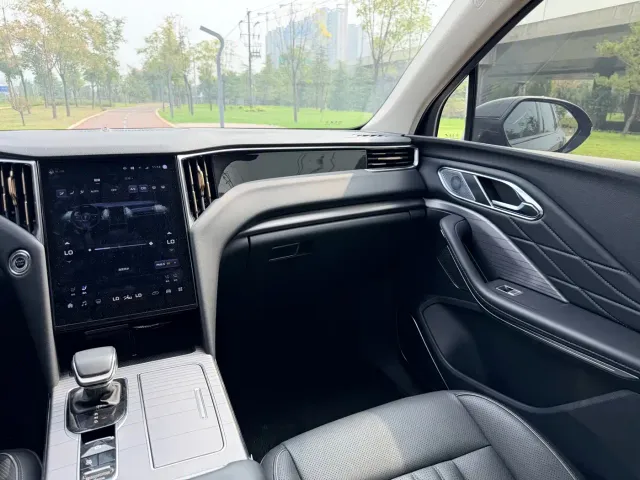 Hongqi HS7 PHEV — Фото автомобиля 11