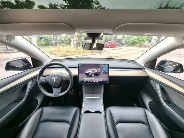 Tesla Model Y — Фото автомобиля 9