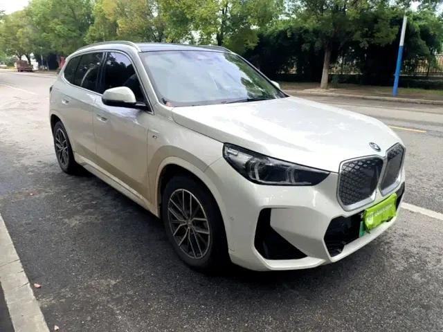 BMW iX1 — Фото автомобиля 3