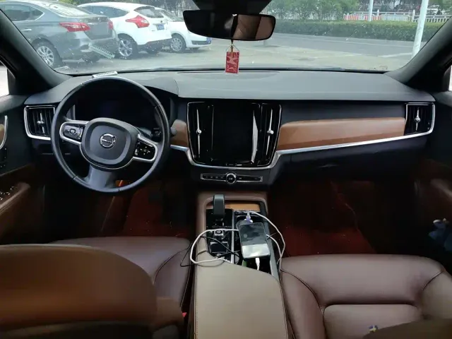 Volvo S90 — Фото автомобиля 12