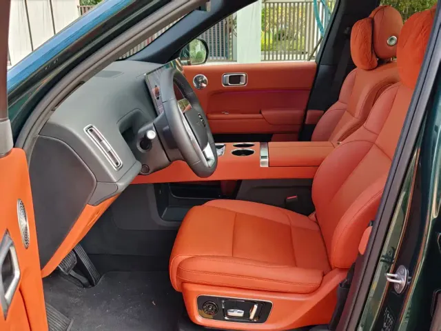 Li Auto L8 — Фото автомобиля 10