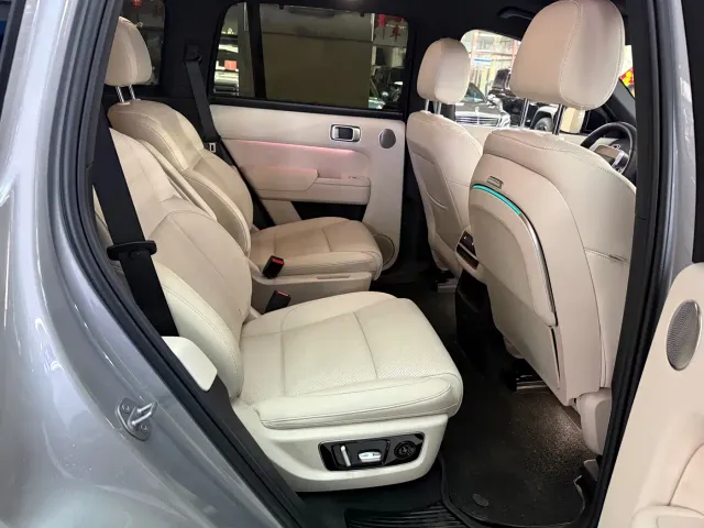 Li Auto L8 — Фото автомобиля 10