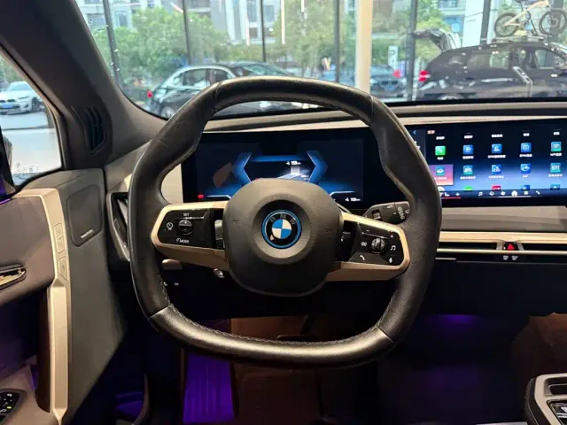 BMW iX — Фото автомобиля 10