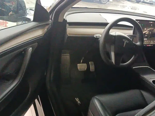 Tesla Model Y — Фото автомобиля 15