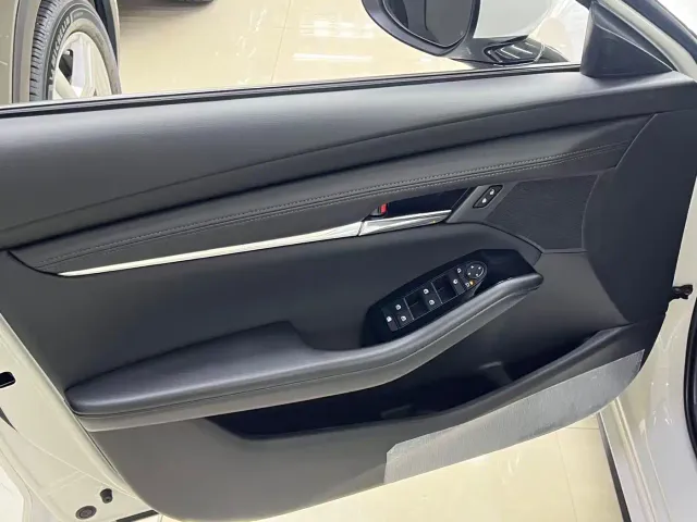 Mazda Axela — Фото автомобиля 15