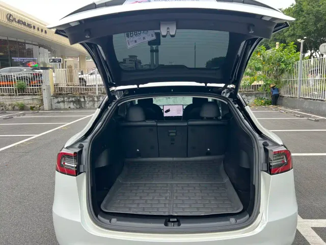 Tesla Model Y 2021 Standard Range Rear-Wheel Drive — Фото автомобиля 20