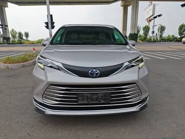 Toyota Sienna — Фото автомобиля 2