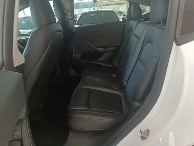 Tesla Model Y — Фото автомобиля 16