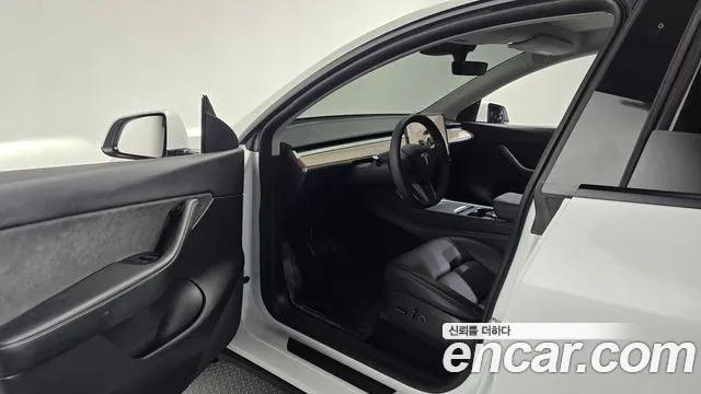 Tesla Model Y — Фото автомобиля 15