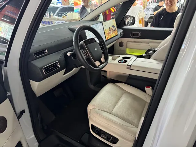 Li Auto MEGA — Фото автомобиля 4