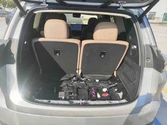 Li Auto i8 — Фото автомобиля 10