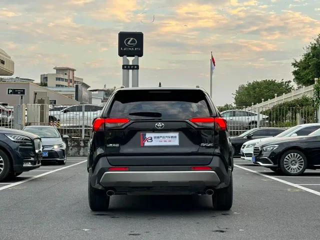 Toyota RAV4 — Фото автомобиля 6
