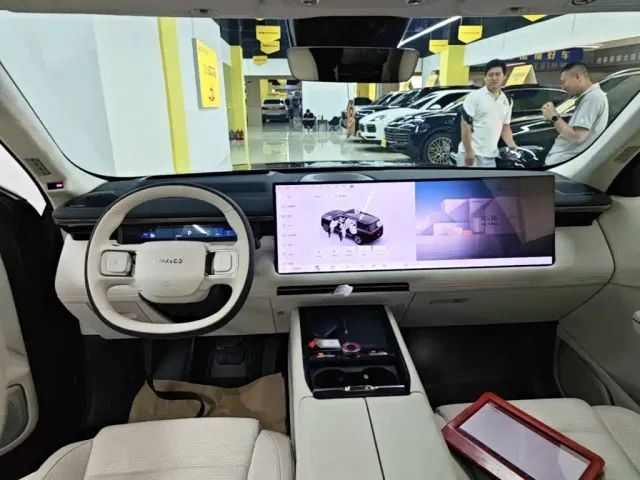 Lynk & Co 900 — Фото автомобиля 12