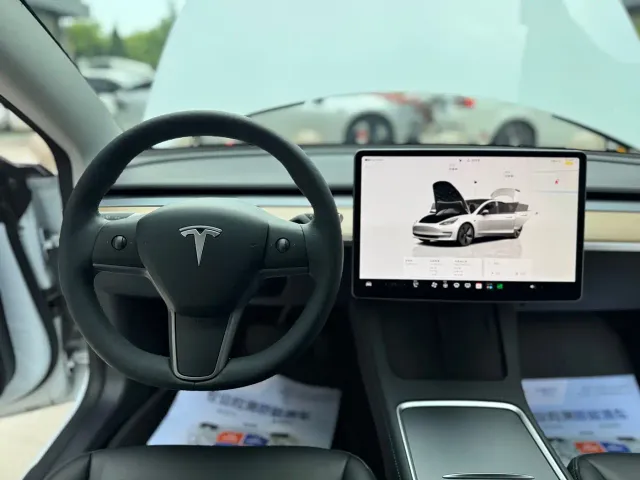 Tesla Model 3 — Фото автомобиля 5