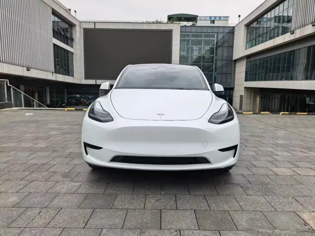 Tesla Model Y — Фото автомобиля 2