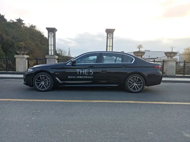 BMW 5 Series — Фото автомобиля 2