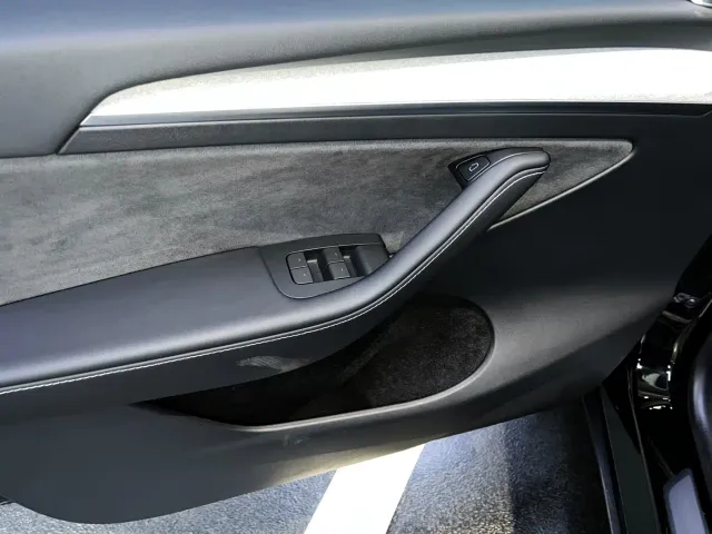 Tesla Model Y — Фото автомобиля 13