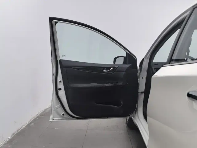 Nissan Tiida — Фото автомобиля 8