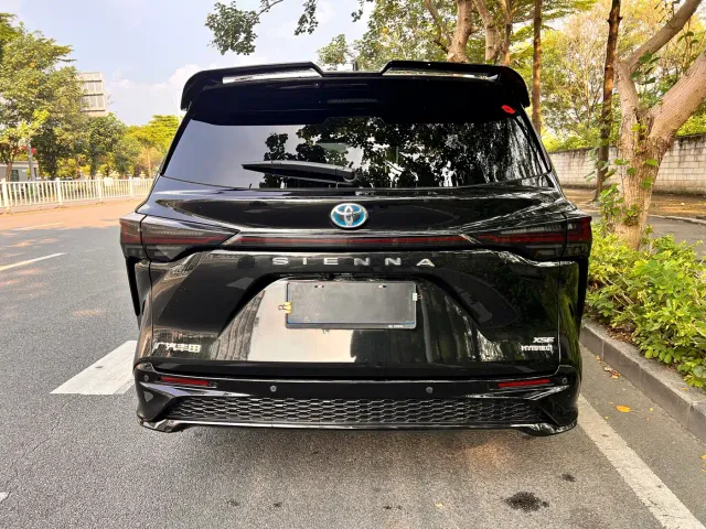 Toyota Sienna — Фото автомобиля 5