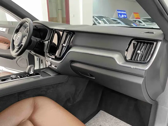 Volvo XC60 — Фото автомобиля 8