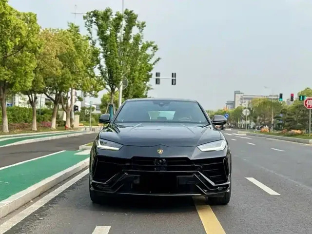 Lamborghini Urus — Фото автомобиля 2