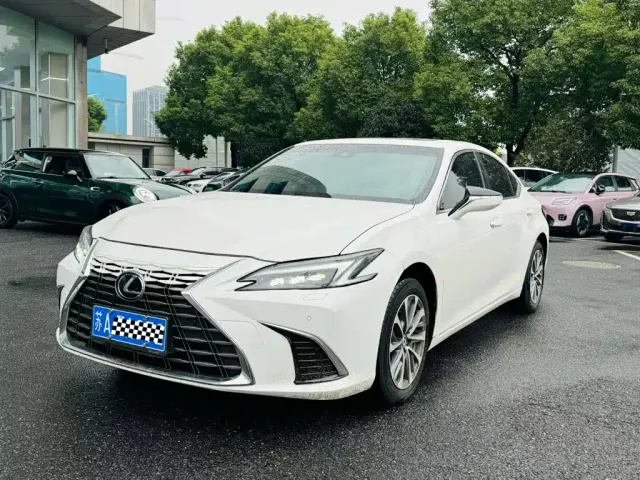 Фотография автомобиля — Lexus ES