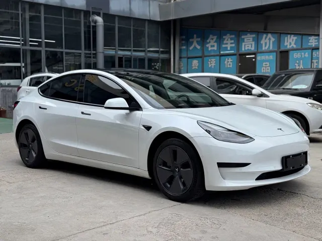 Tesla Model 3 — Фото автомобиля 3